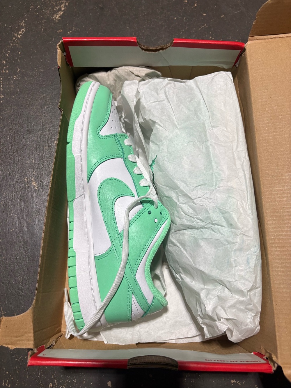 Nike Unisex Dunks Green Glow Sneakers - Women’s 9/Mens 7.5 - BRAND NEW IN BOX - Picture 2 of 3